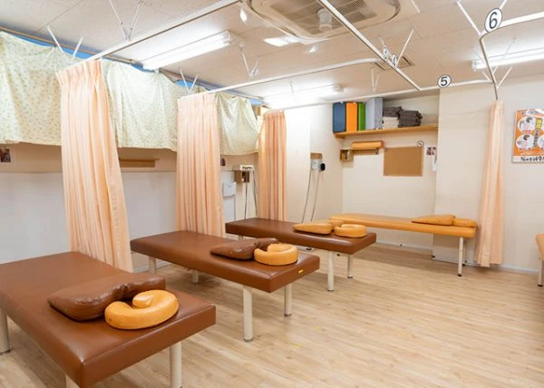 施術中はカーテンで仕切られプライバシーも安心 施術中はカーテンで仕切られプライバシーも安心