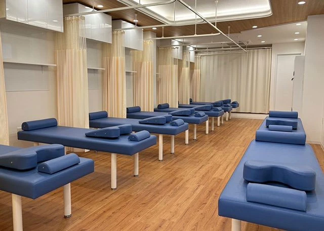 カーテンで仕切るため人目を気にせず施術を受けて頂けます カーテンで仕切るため人目を気にせず施術を受けて頂けます