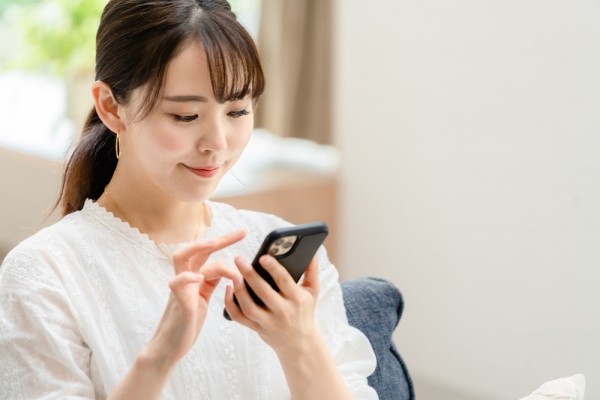 スマホを見る姿勢が原因かも？現代人に急増中のストレートネック改善法とはサムネイル