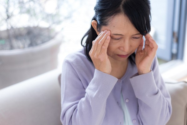 つらい頭痛、実は肩こりが原因かも！その関係と日常でできる予防法サムネイル